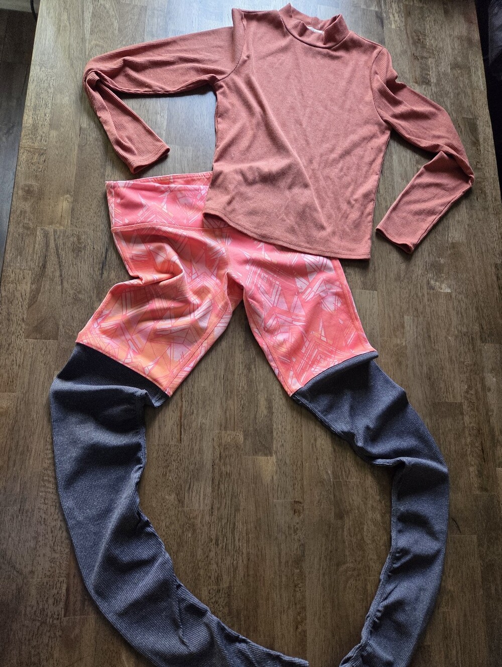 ALO Goddess Orange Geo Print And Ribbed Mock Neck Crop Top